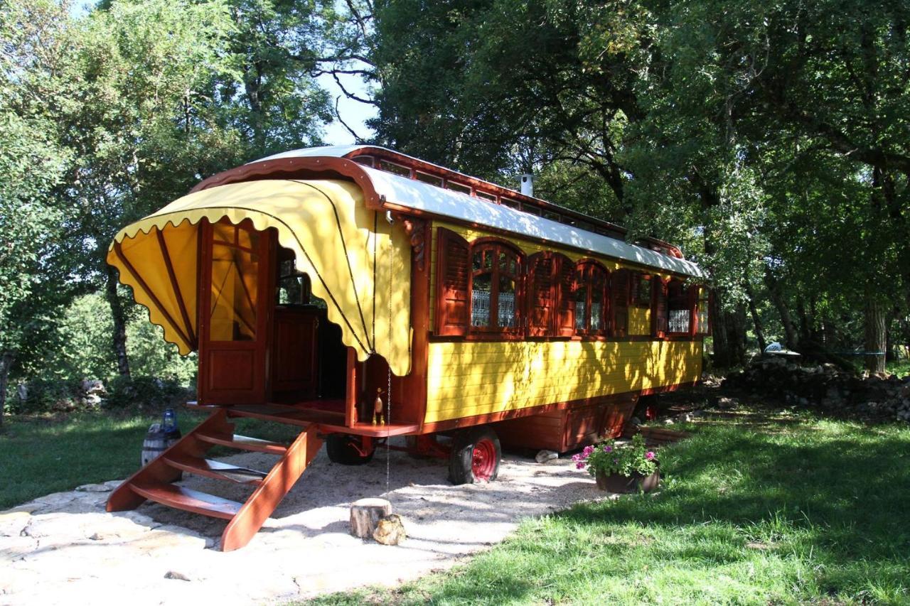 Les Roulottes Du Lot Bed & Breakfast Gramat Dış mekan fotoğraf
