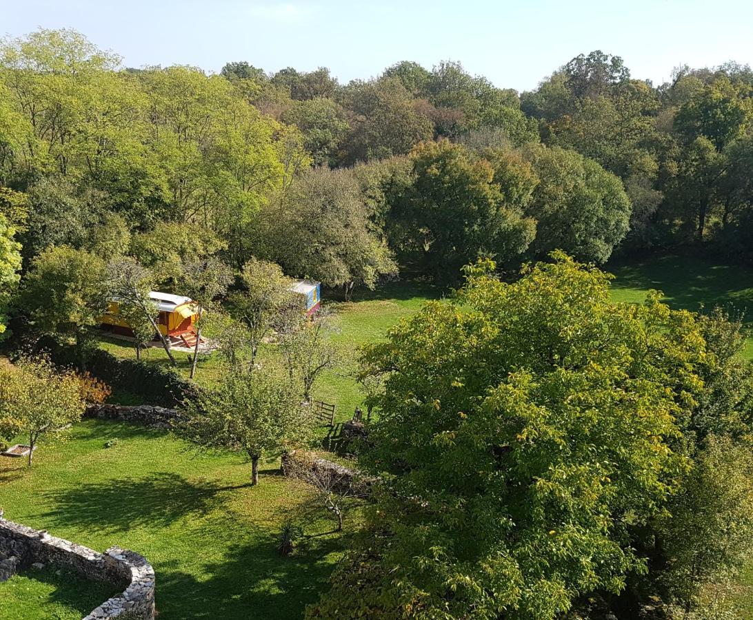 Les Roulottes Du Lot Bed & Breakfast Gramat Dış mekan fotoğraf