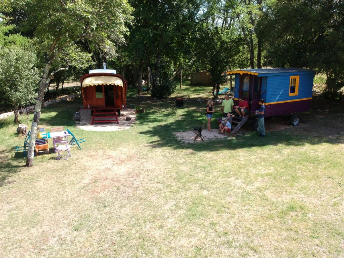 Les Roulottes Du Lot Bed & Breakfast Gramat Dış mekan fotoğraf